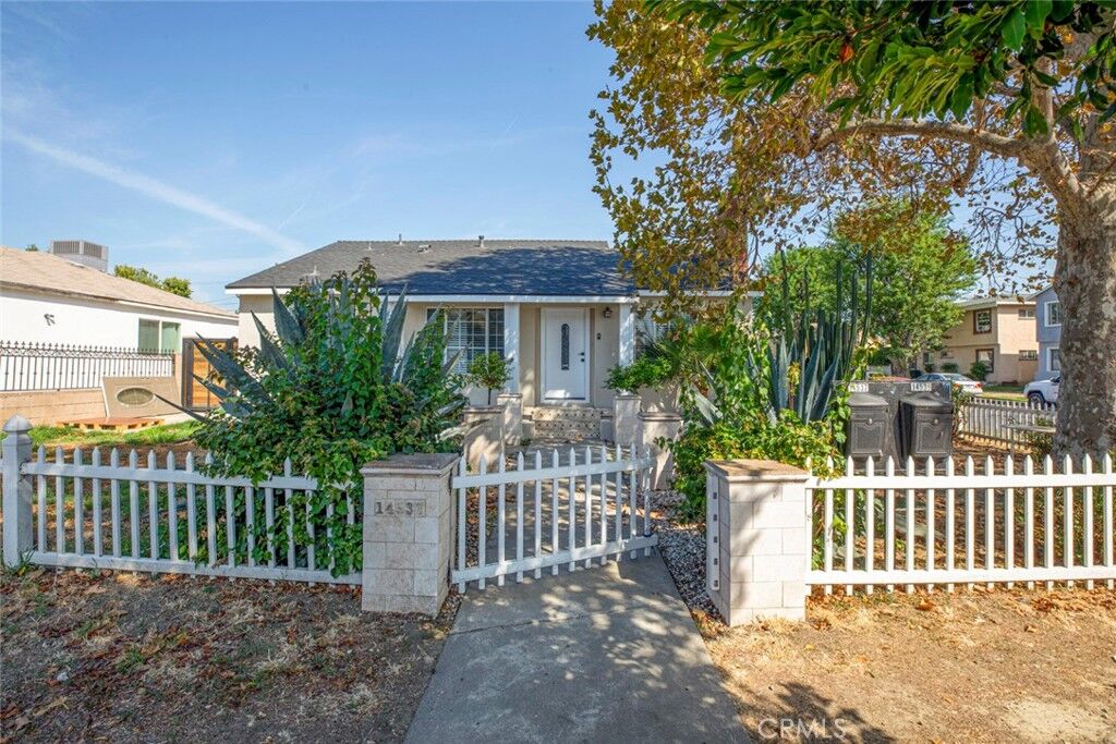 Property Photo:  14537 Wyandotte  CA 91405 