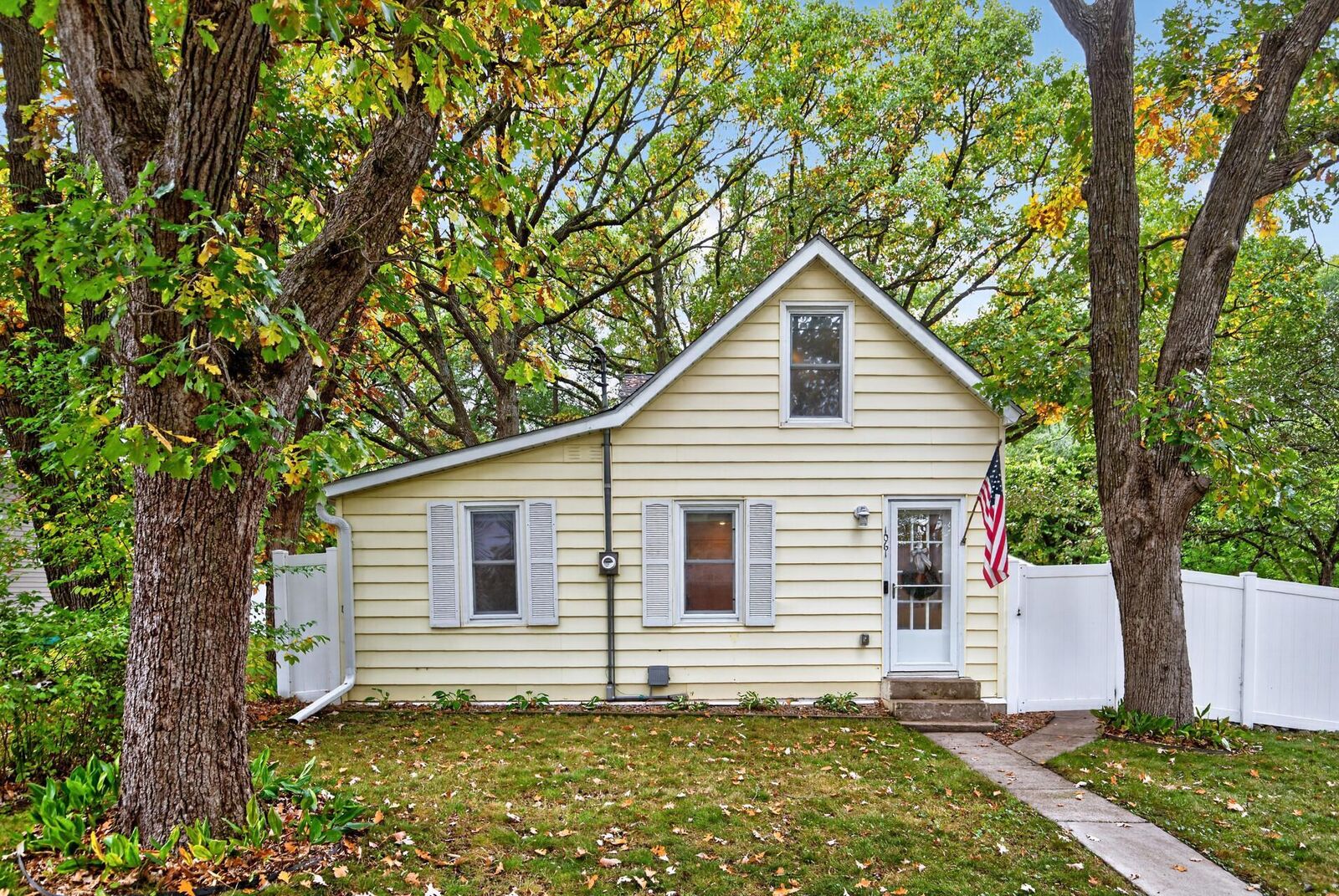 Property Photo:  1061 Wall Street  MN 55309 