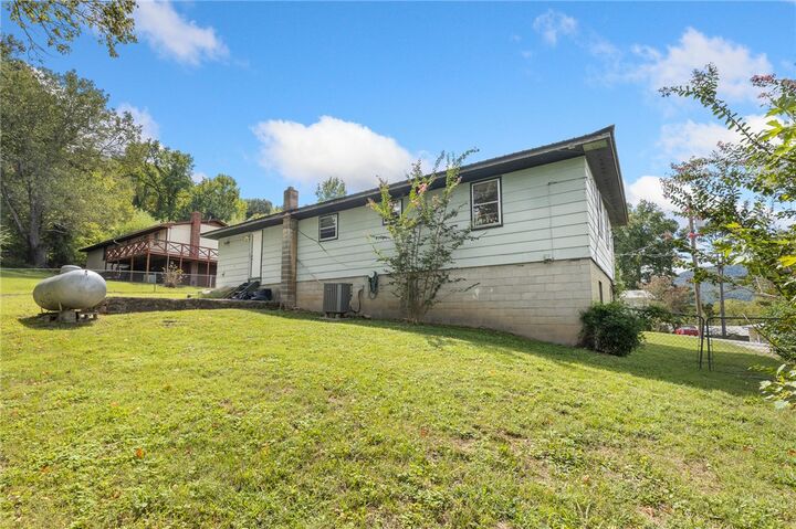 Property Photo:  107 S Oak Street  AR 72641 