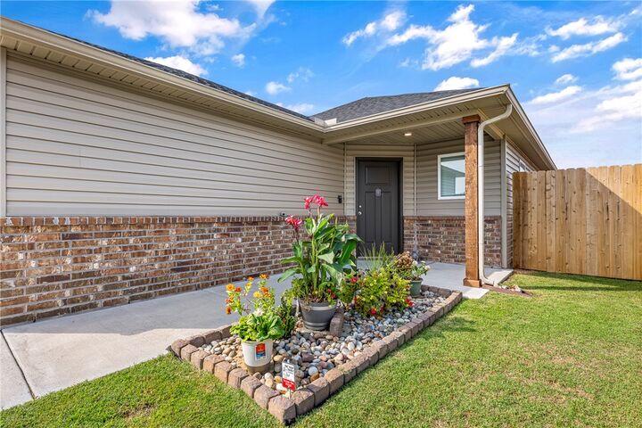 Property Photo:  2525 E Foxbury Street  AR 72761 