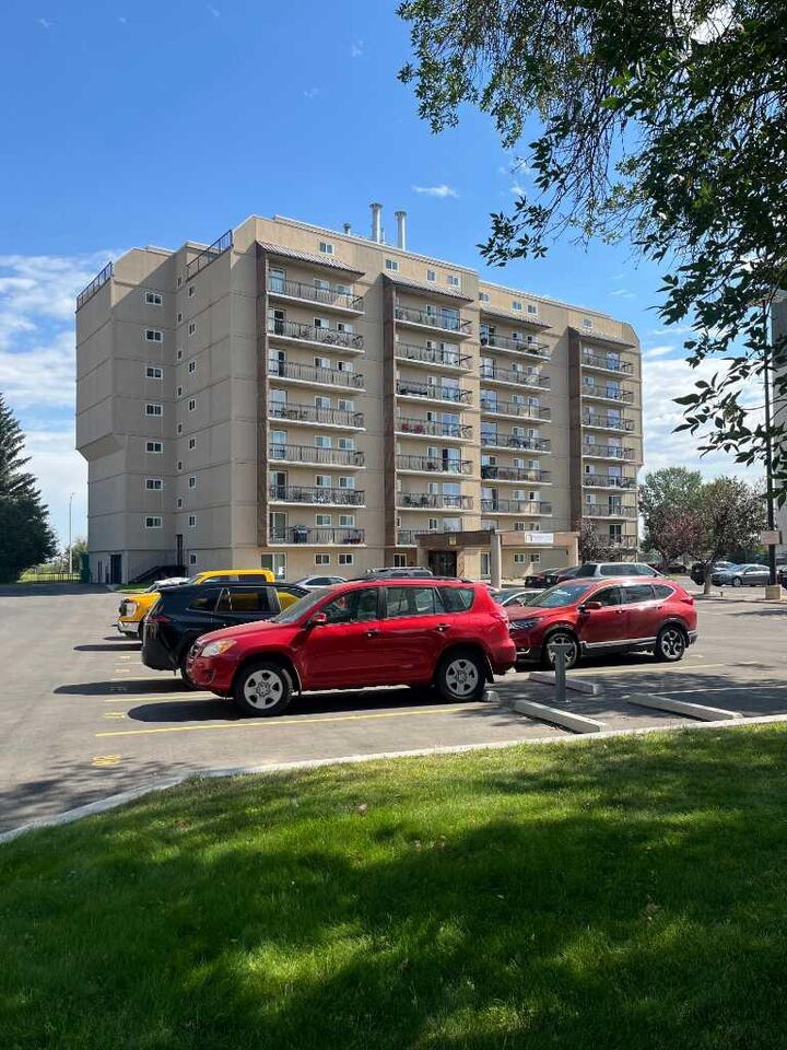 Property Photo:  21 Berkeley Place W 921  AB T1K 5N1 