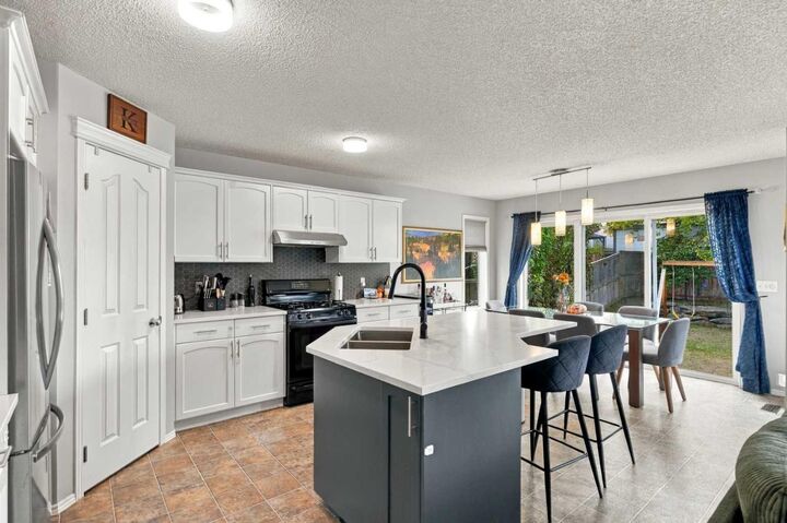 Property Photo:  27 Chapman Close SE  AB T2X 3S8 