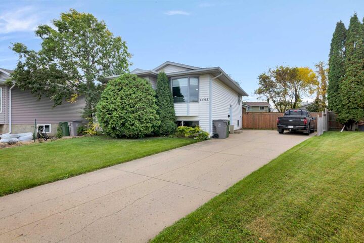 Property Photo: 4505 30A Street Close SK S9V 1X3