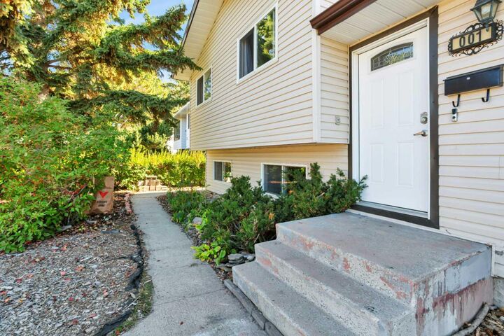 Property Photo:  1 Mountain Place  AB T4S 1H7 
