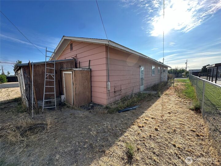 Property Photo:  514 S Schneirla Street  WA 98837 