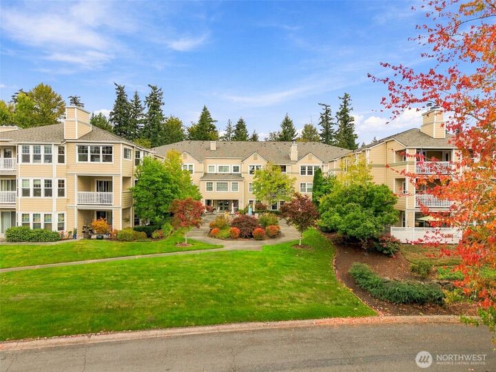 Property Photo:  4133  224th Lane SE 101  WA 98029 