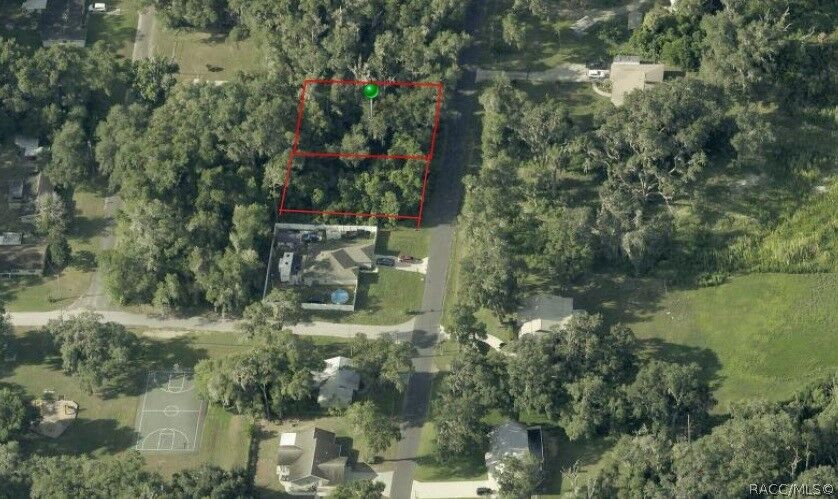 Property Photo: 661 N Woodlake Avenue FL 34453