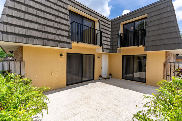 Property Photo:  622 6th Way  FL 33407 