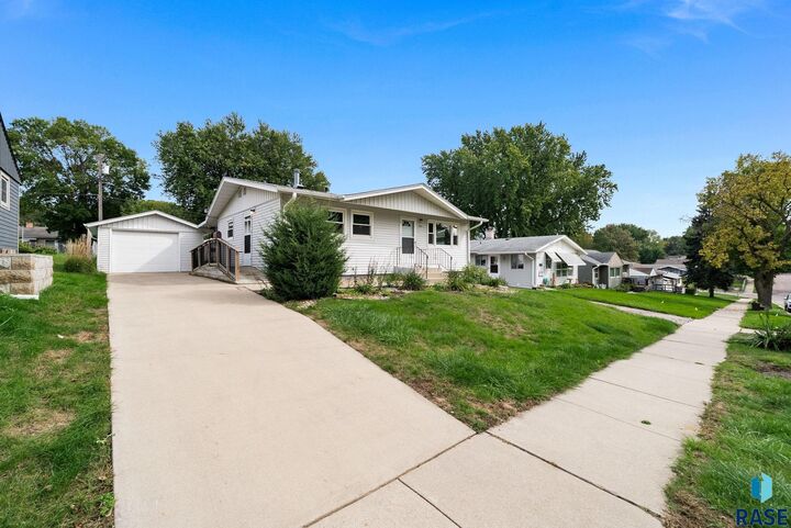 Property Photo: 932 S Harrington Ave SD 57103