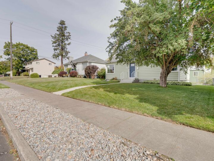 Property Photo: 4124 N Hawthorne St WA 99205