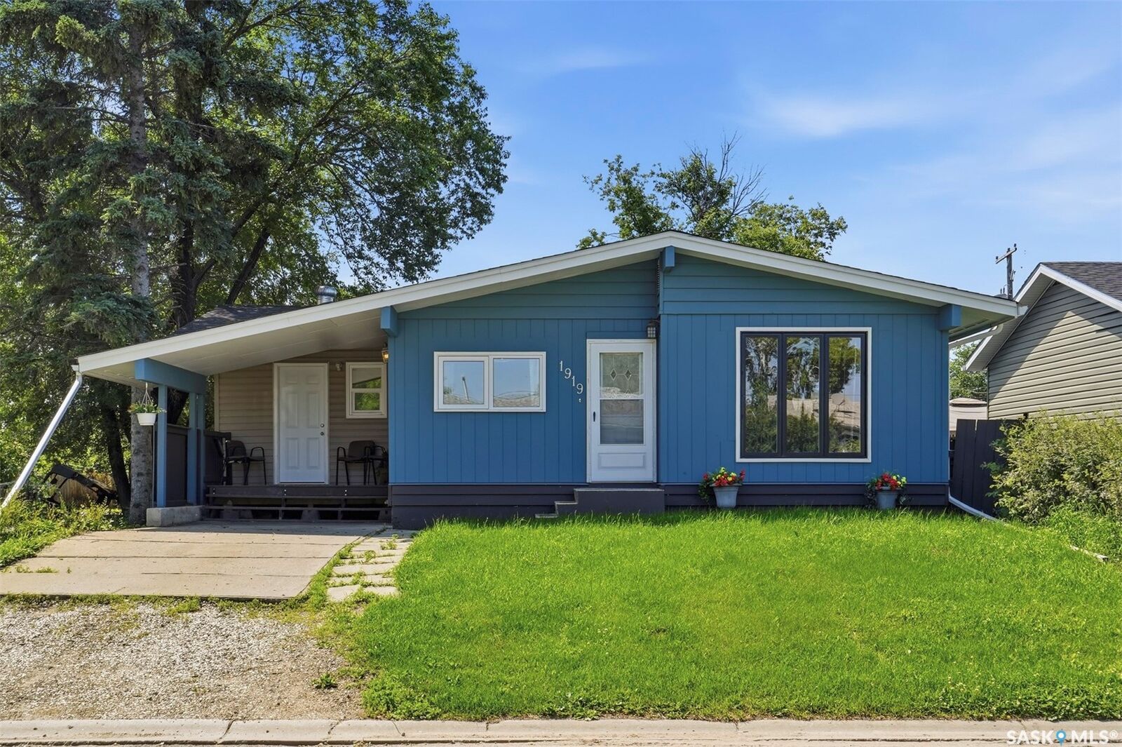 Property Photo:  1919 14th Street W  SK S6V 3P3 