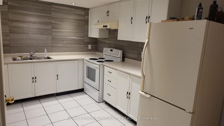 Property Photo:  2605 Innisfil Road  ON L5M 4J1 