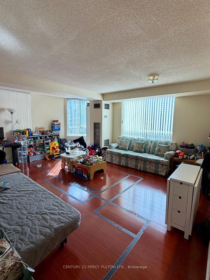 Property Photo:  633 Bay Street 1111  ON M5G 2G4 