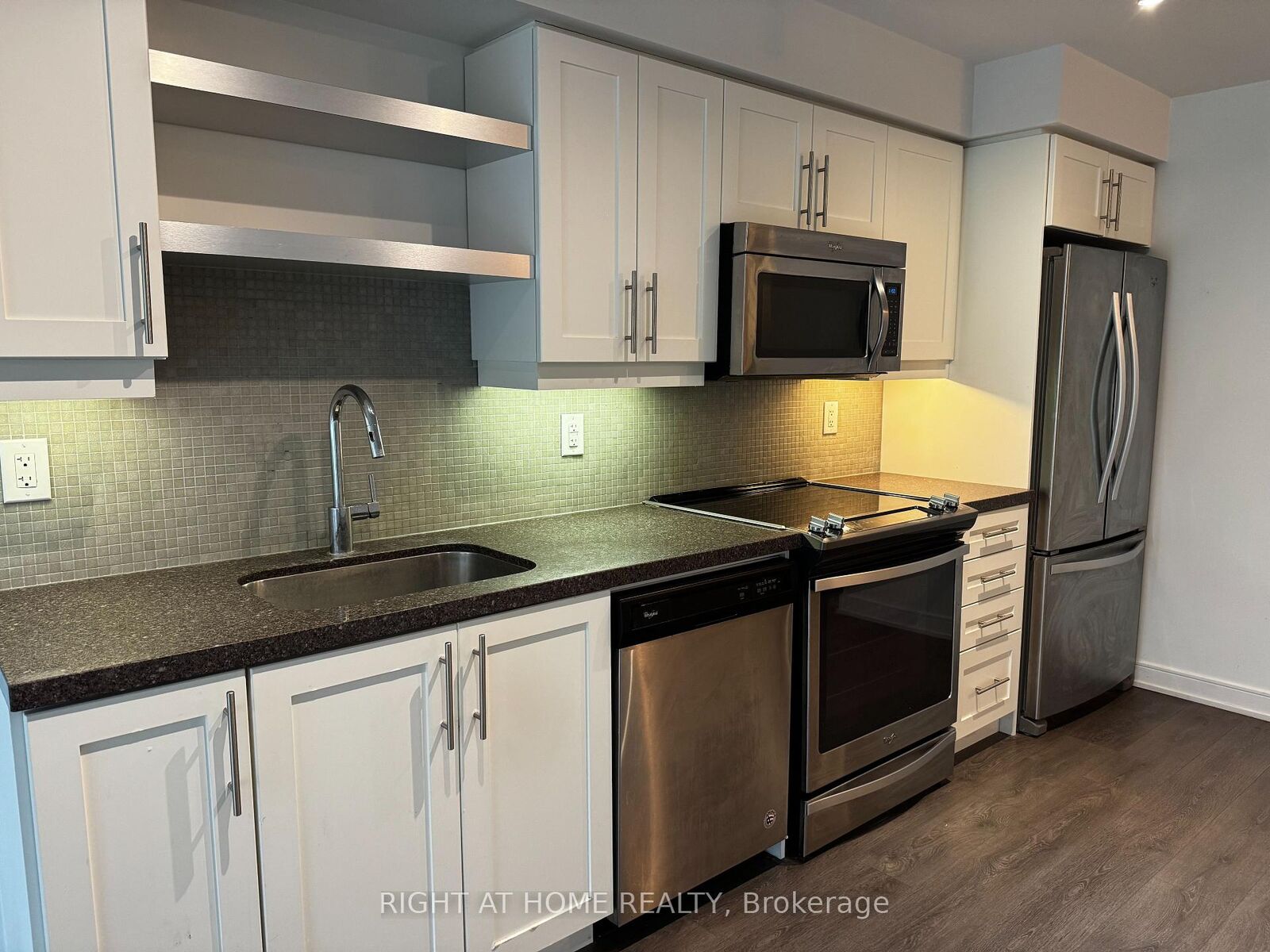 Property Photo:  525 Adelaide Street W 723  ON M5V 0N7 
