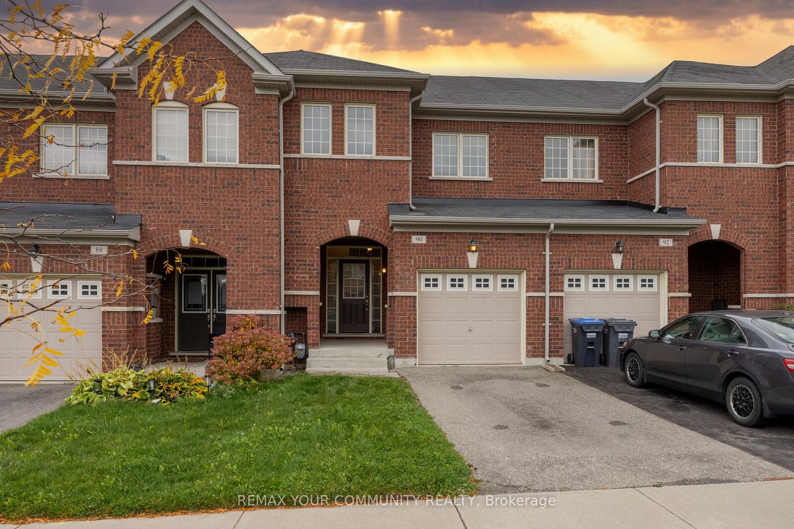 Property Photo:  90 Sky Harbour Drive  ON L6Y 0V3 