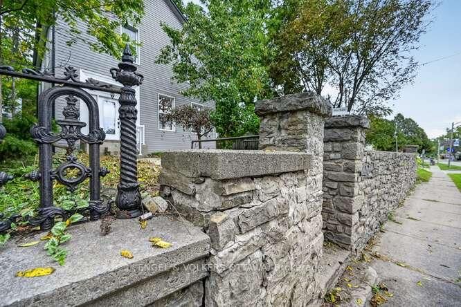 Photo de la propriété: 716 King Street W ON K0E 1T0