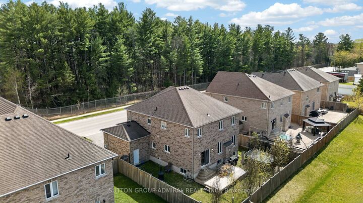 Property Photo:  121 Centre Street  ON L0M 1B0 