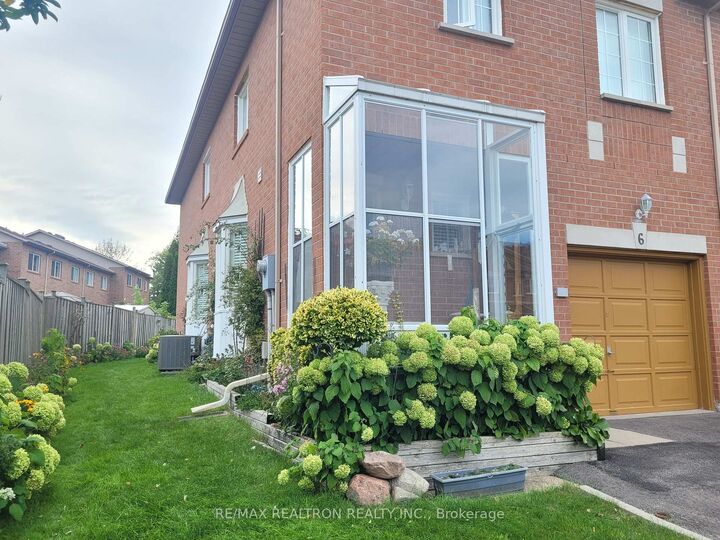 Property Photo: 6 Echo Glen Road ON M1G 3W2