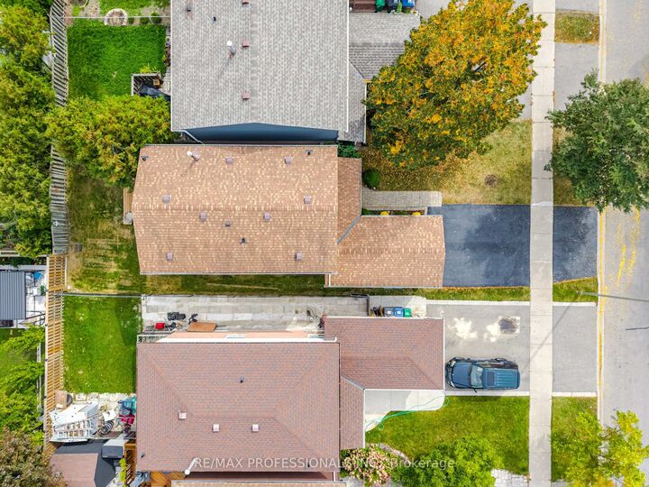 Property Photo: 6081 Fullerton Crescent ON L5N 3A3