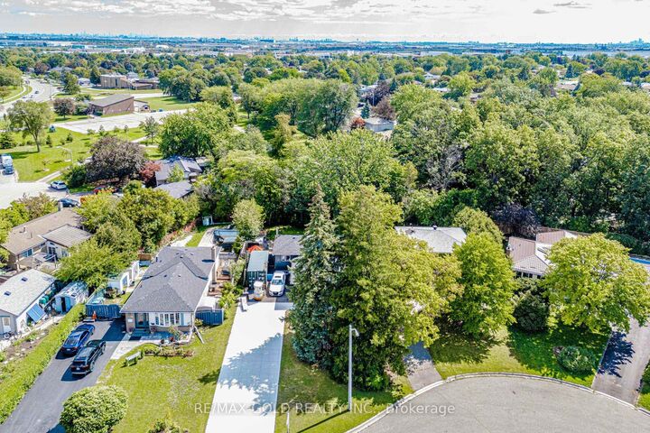 Property Photo: 44 Deloraine Drive ON L6T 1T7