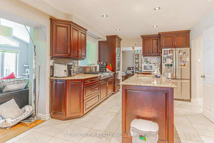 Property Photo:  16 Knotty Pine Trail  ON L3T 3W4 