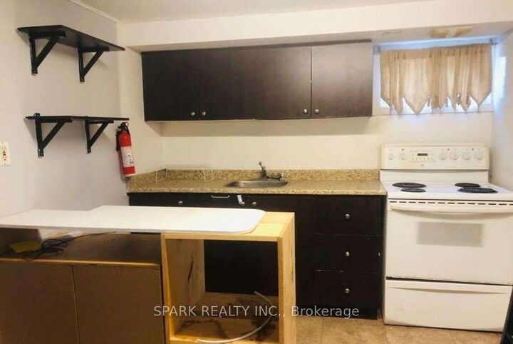 Property Photo:  27 Erlesmere Avenue  ON L6W 2T4 