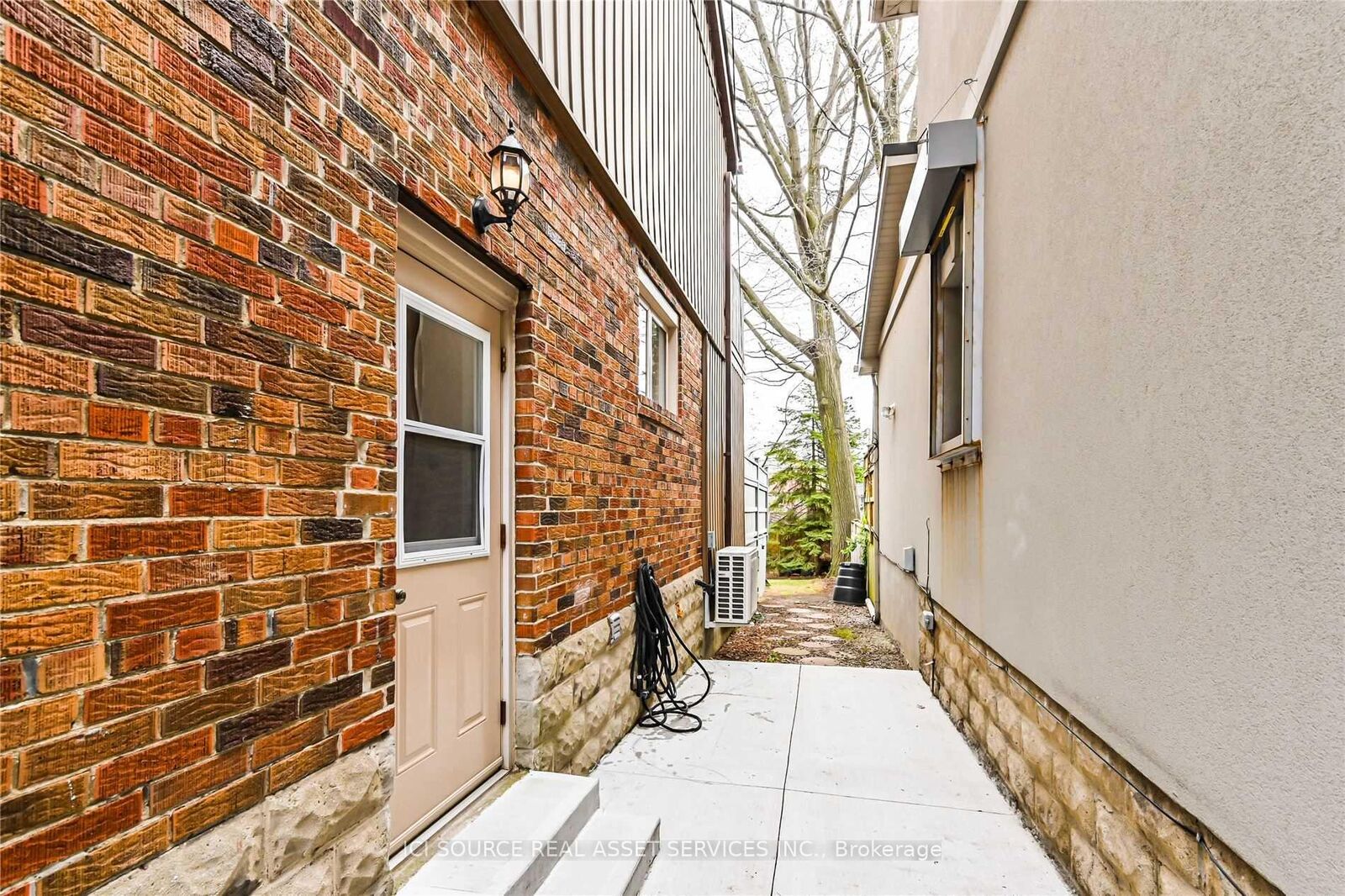Property Photo:  25 Mann Avenue Lower  ON M4S 2Y2 