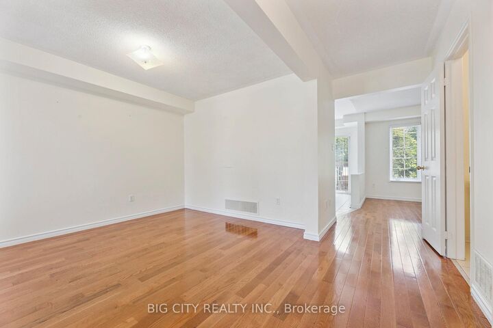 Property Photo:  23 Angier Crescent Upper  ON L1S 7R7 