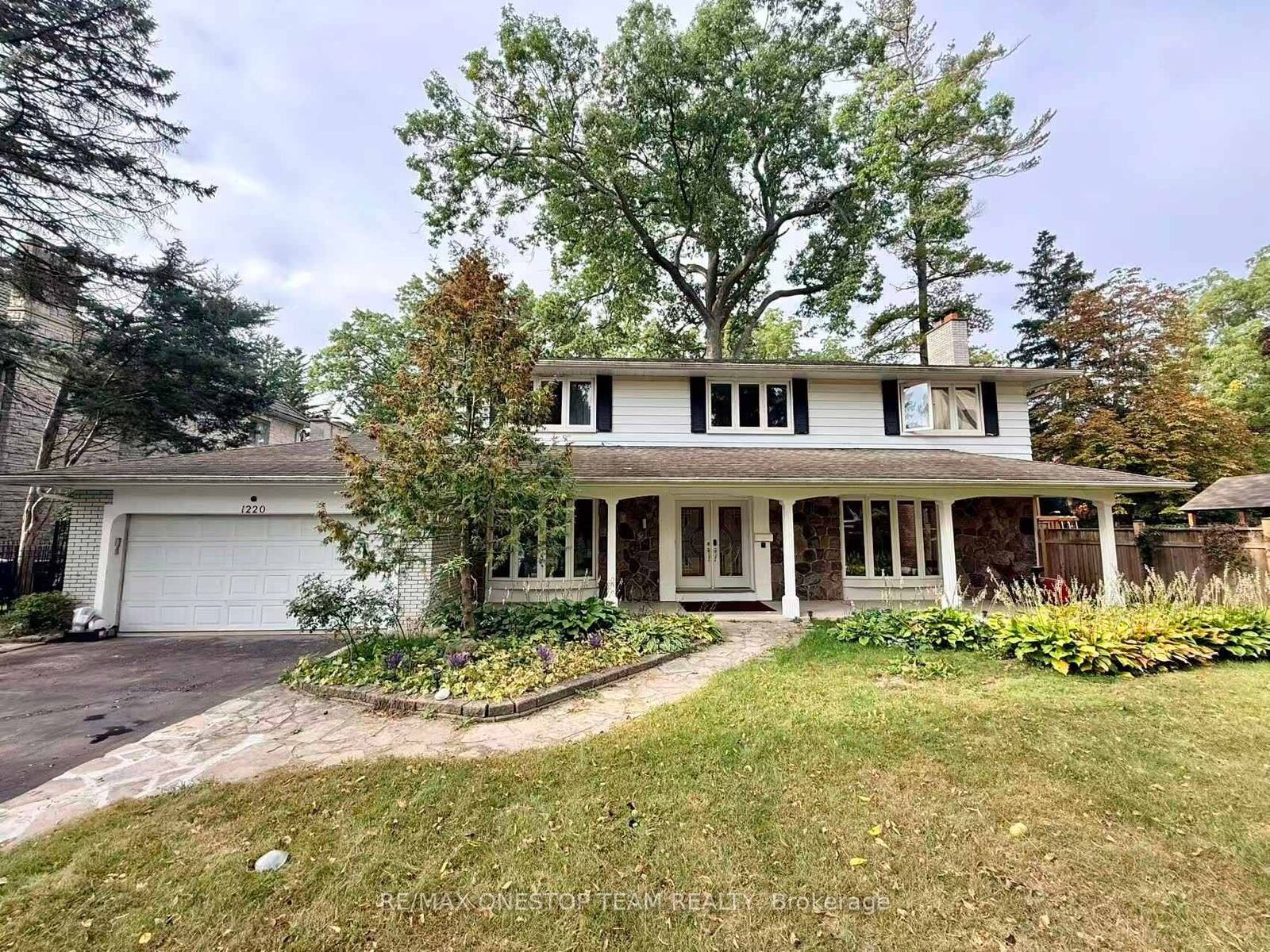 Property Photo:  1220 Clarkson Road N Upper  ON L5J 2W2 