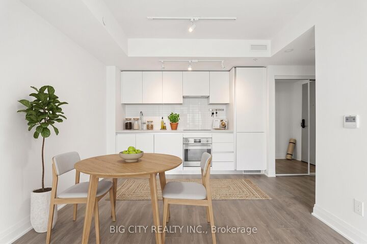 Property Photo: 25 Frederick Todd Way 2205 ON M4G 0C9