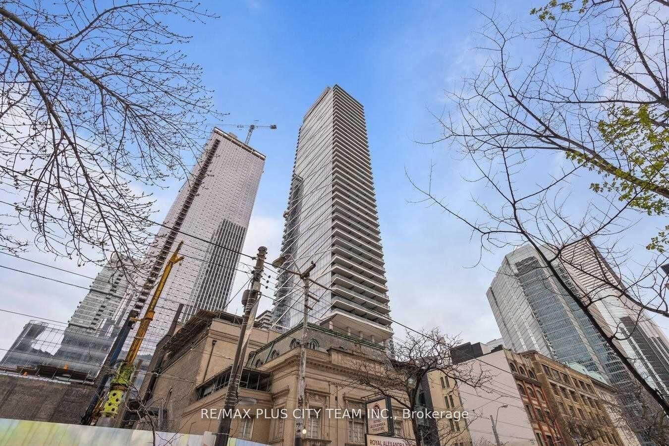 Property Photo: 224 King Street W 2701 ON M5V 1H8
