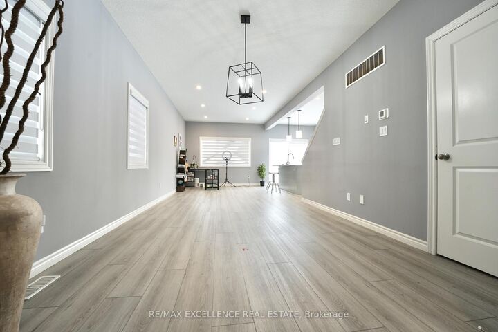 Property Photo:  130 Byers Street  ON N6L 0J3 