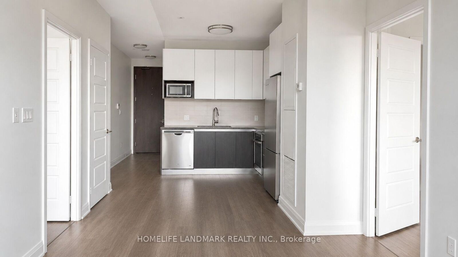 Property Photo:  15 Water Walk Drive 819  ON L6G 0G2 