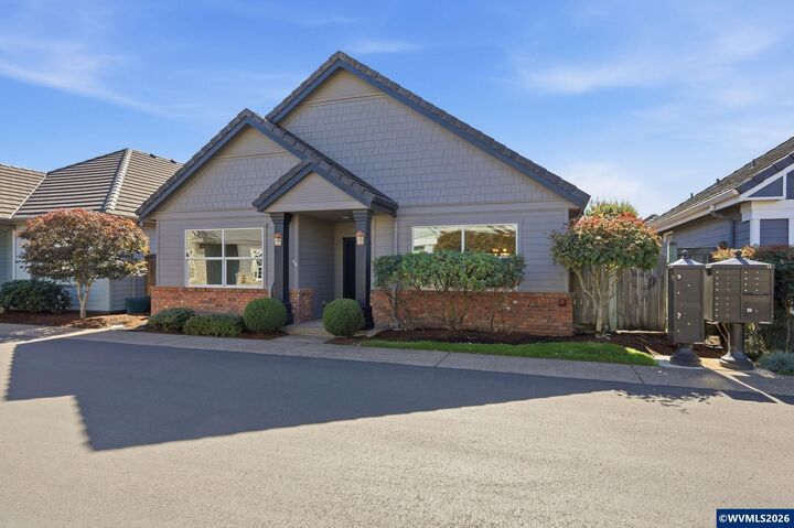 Property Photo:  2030 Lakeland Wy  OR 97408 