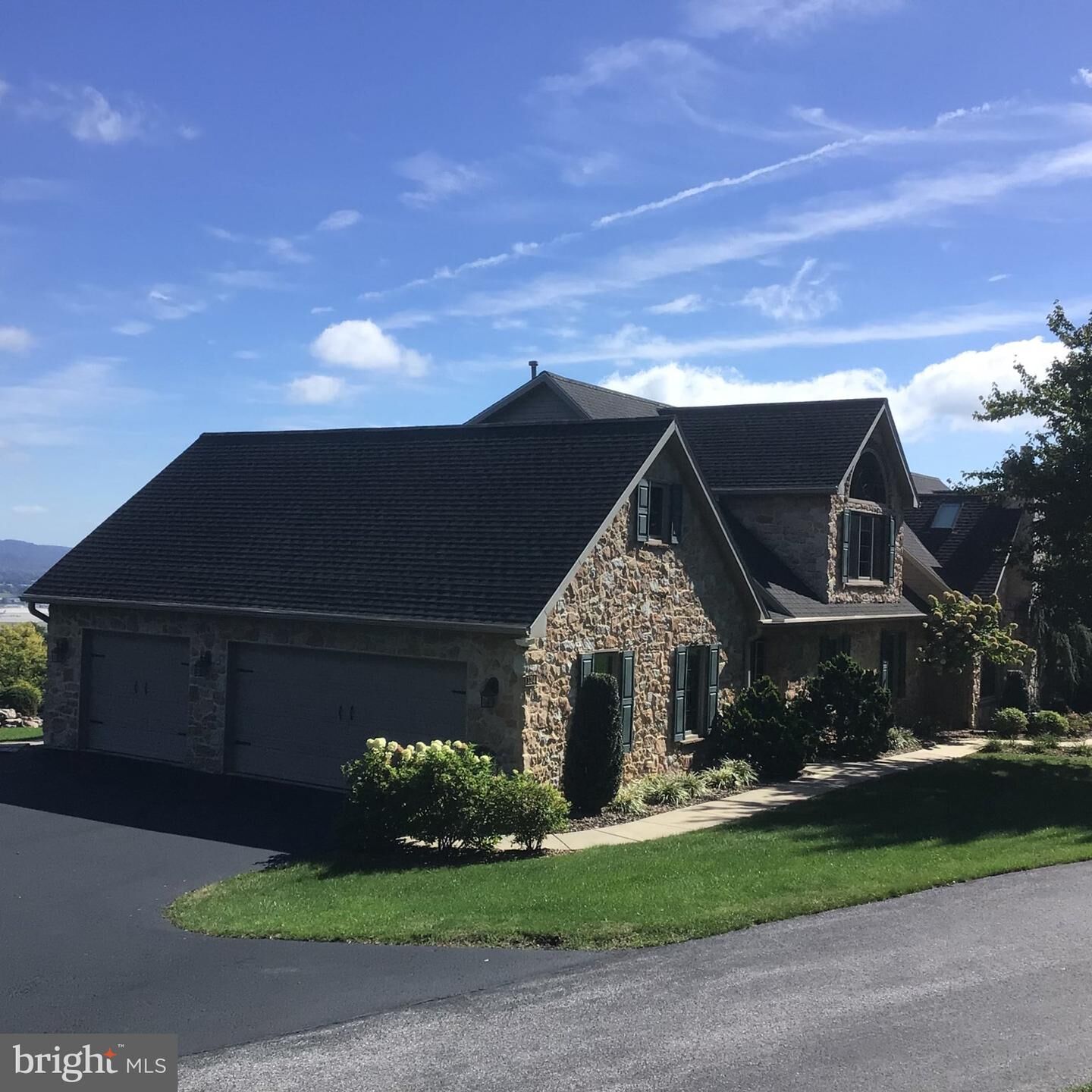 Property Photo:  