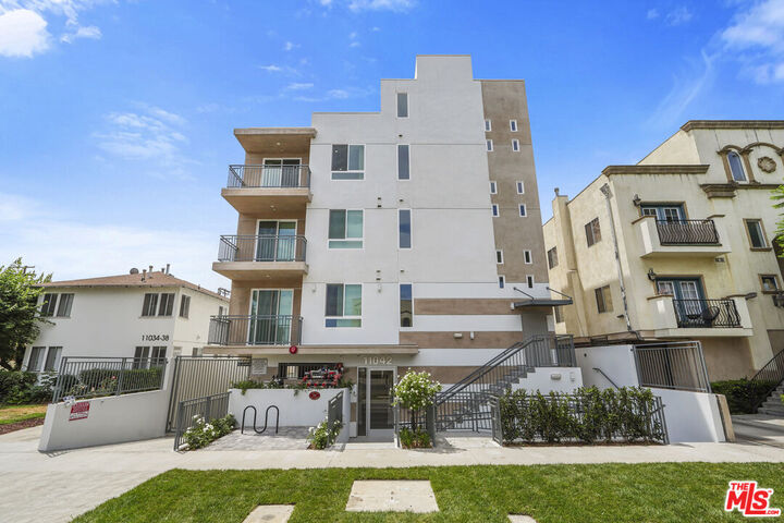 Property Photo:  11042 La Maida St, Unit 303  CA 91601 