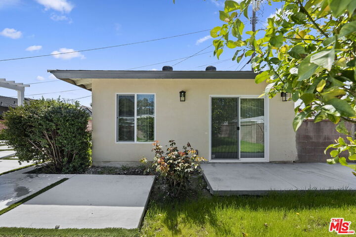 Property Photo: 6229 Sylvia Ave CA 91335