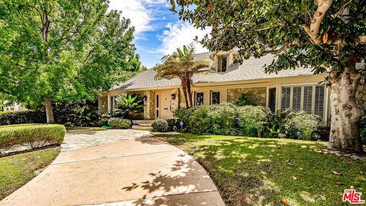 Property Photo:  713 Foothill Rd  CA 90210 