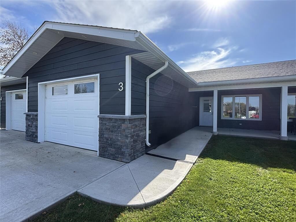 Property Photo:  807 Young Street  MB R0K 1G0 
