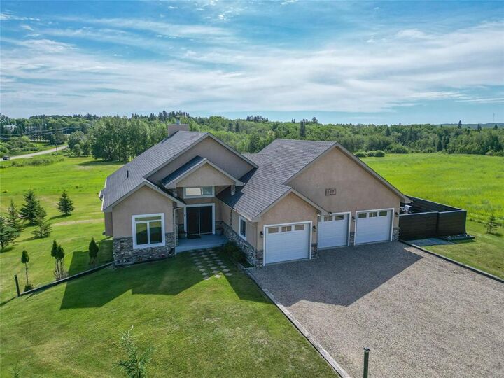 Property Photo:  207 Burnett Road North  MB R0J 1N0 