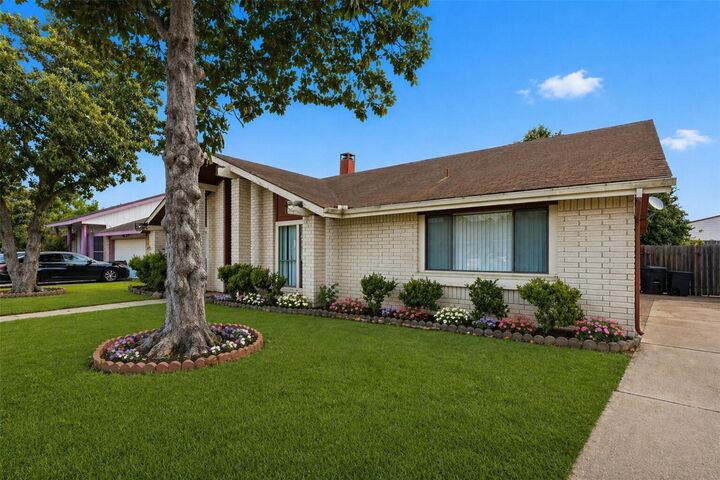 Property Photo: 8611 Humphreys Drive TX 77083