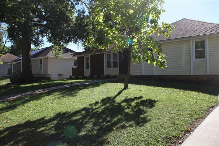 Property Photo: 1101 SW 21st Street MO 64015