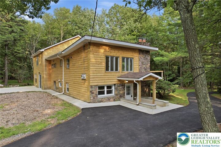 Property Photo: 158 Pineknoll Drive PA 18624