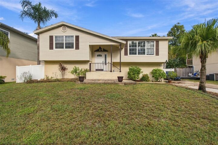 Property Photo:  915 Lynnlea Lane  FL 34689 