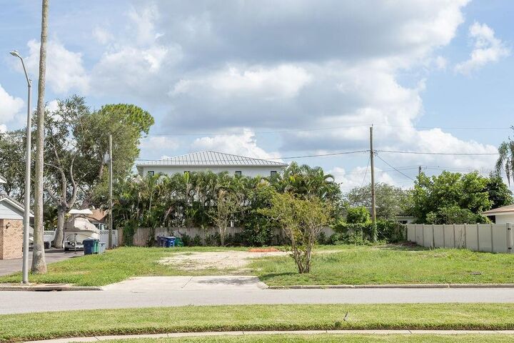 Property Photo:  621 Hudson Avenue  FL 33606 
