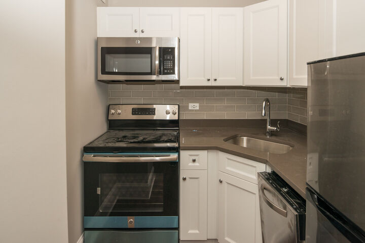 Property Photo:  817 W Lakeside Place 208  IL 60640 