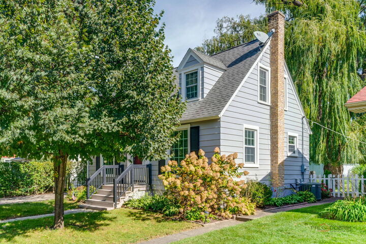 Property Photo:  221 N Prairie Avenue  IL 60060 