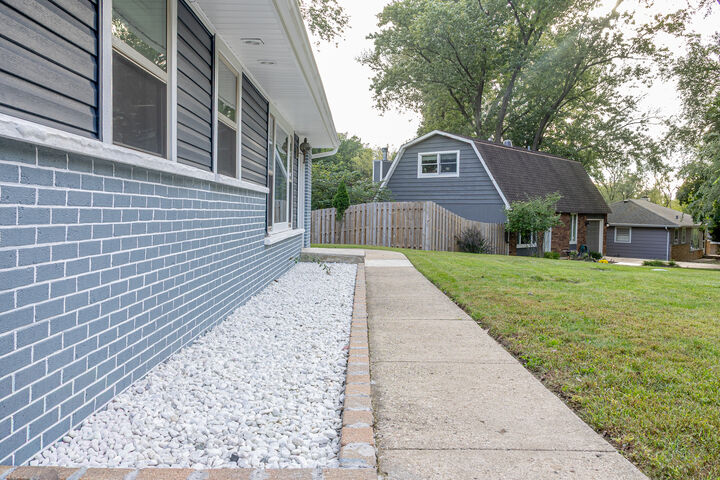 Property Photo: 139 Memory Lane IL 60110