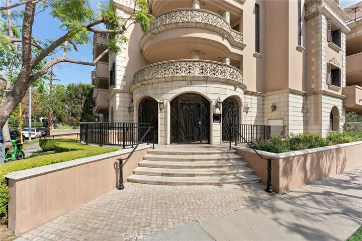 Property Photo:  850 N Croft Avenue 306  CA 90069 