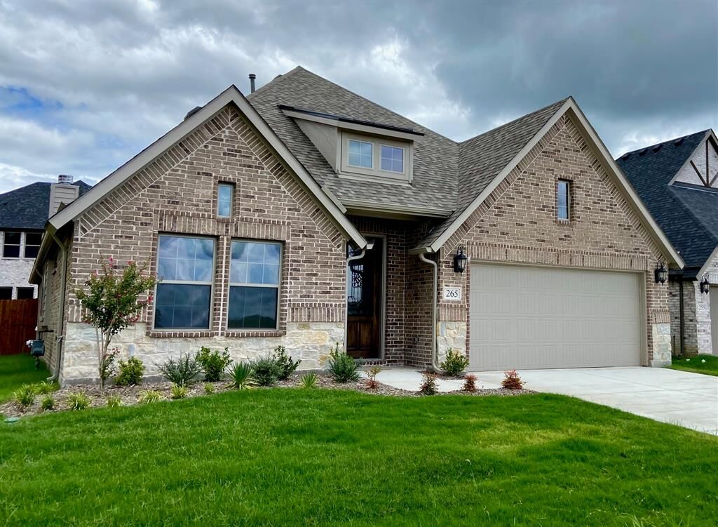 Property Photo: 394 Willie's Court TX 76273